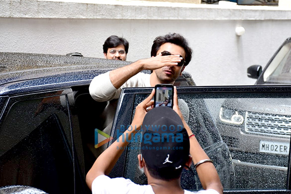 photos brahmastra stars ranbir kapoor and alia bhatt snapped at dharma productions office in khar 2