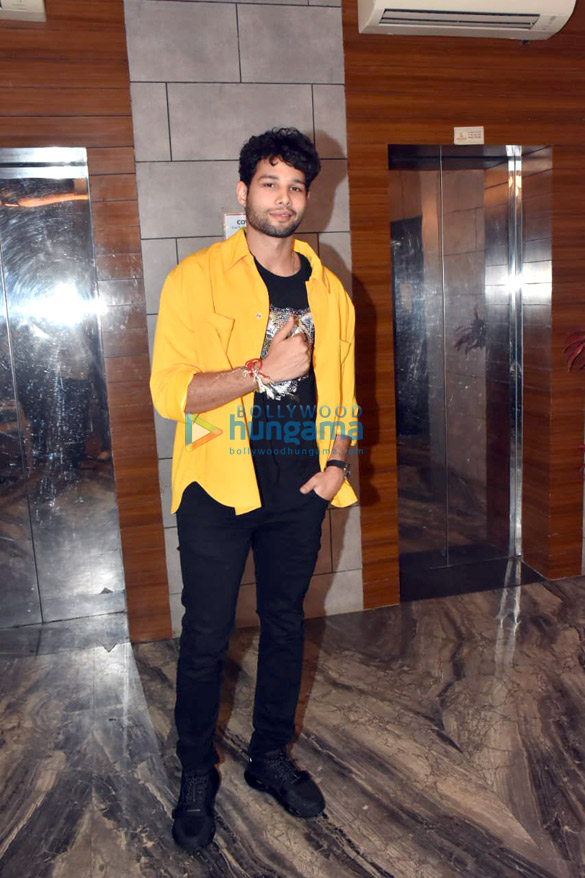 photos celebs grace the wrap up party of the film kho gaye hum kahan in bandra1 2
