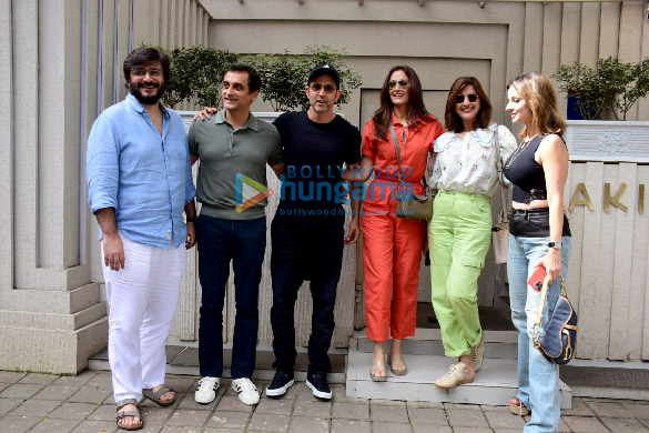 Photos: Hrithik Roshan, Sussanne Khan, Sonali Bendre and Goldie Behl spotted in Bandra Photos: Hrithik Roshan, Sussanne Khan, Sonali Bendre and Goldie Behl spotted in Bandra