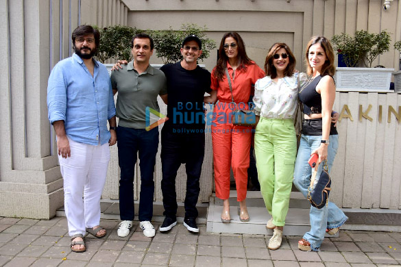 photos hrithik roshan sussanne khan sonali bendre and goldie behl spotted in bandra 6