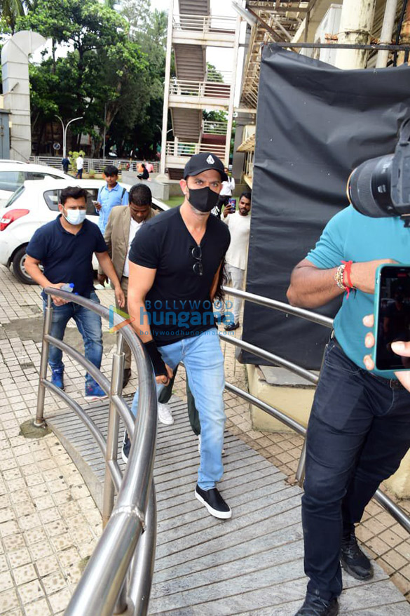 photos hrithik roshan and saba azad snapped at special preview of vikram vedha at pvr juhu 4