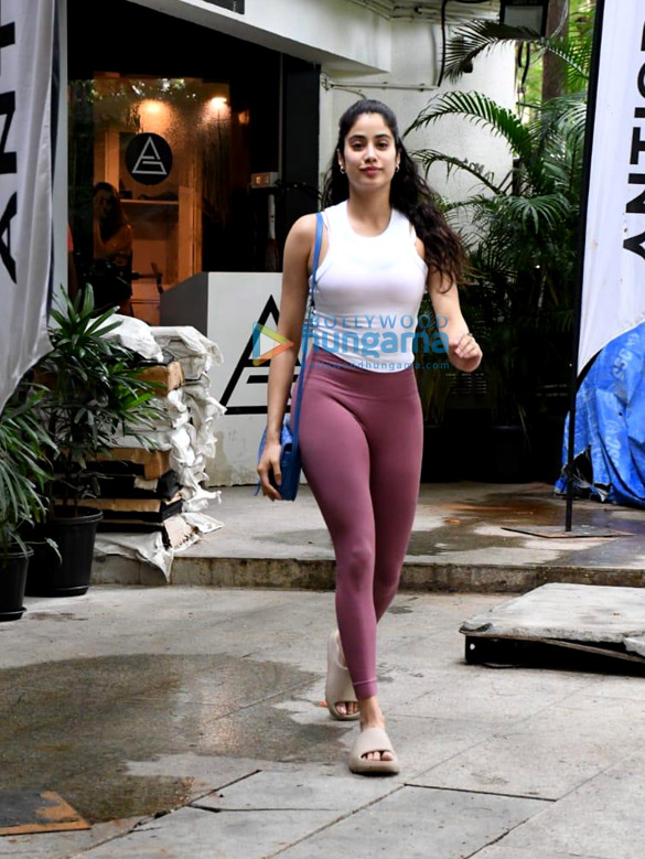photos janhvi kapoor and khushi kapoor spotted at the gym in bandra 1