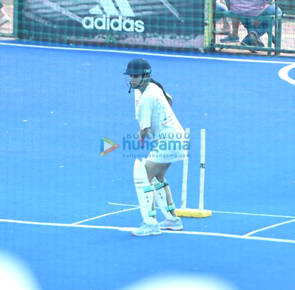 photos janhvi kapoor snapped during cricket training for mr and mrs mahi in juhu 2