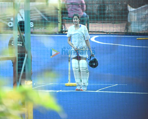 photos janhvi kapoor snapped during cricket training for mr and mrs mahi in juhu 4