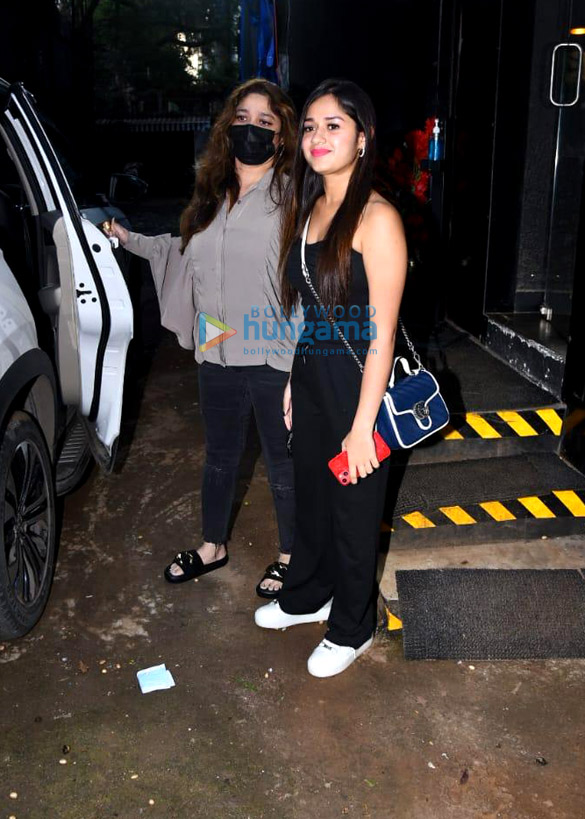 photos jannat zubair rahmani snapped with her mother outside tip toe salon in juhu 3