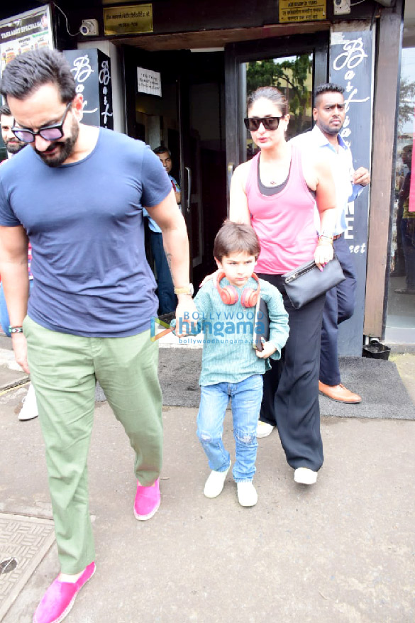 Photos: Kareena Kapoor Khan, Saif Ali Khan, Taimur Ali Khan and Janhvi Kapoor spotted in Bandra Photos: Kareena Kapoor Khan, Saif Ali Khan, Taimur Ali Khan and Janhvi Kapoor spotted in Bandra
