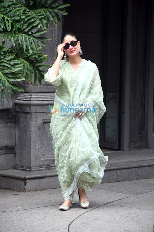 photos kareena kapoor khan snapped outside randhir kapoors house in bandra 2 3