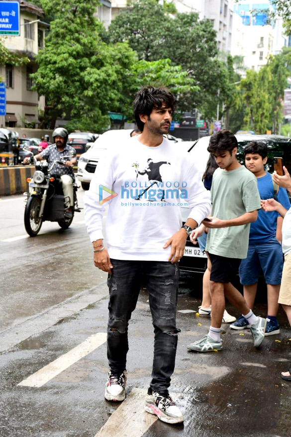photos kartik aaryan snapped at dee studios in khar 3