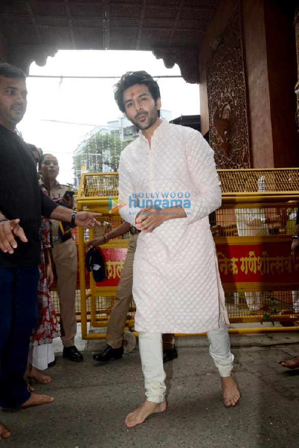 photos kartik aaryan snapped at lalbaugcha rajas darshan 4