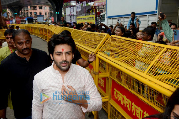photos kartik aaryan snapped at lalbaugcha rajas darshan 6