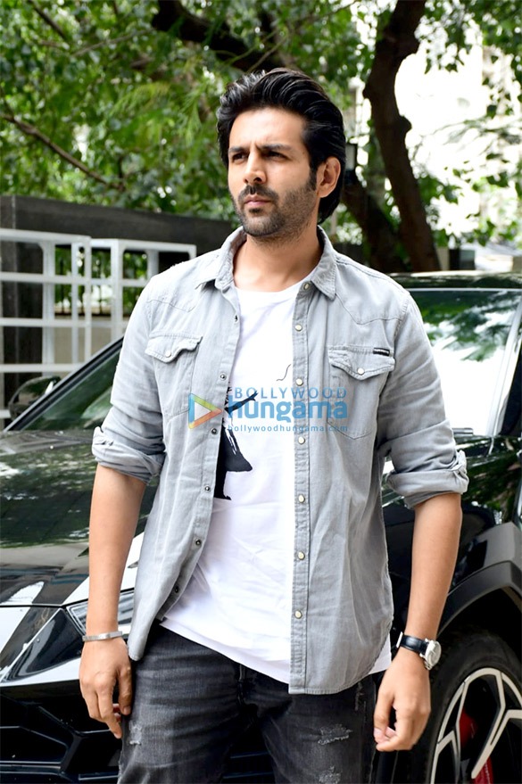 photos kartik aaryan snapped at the t series office in andheri 55 2