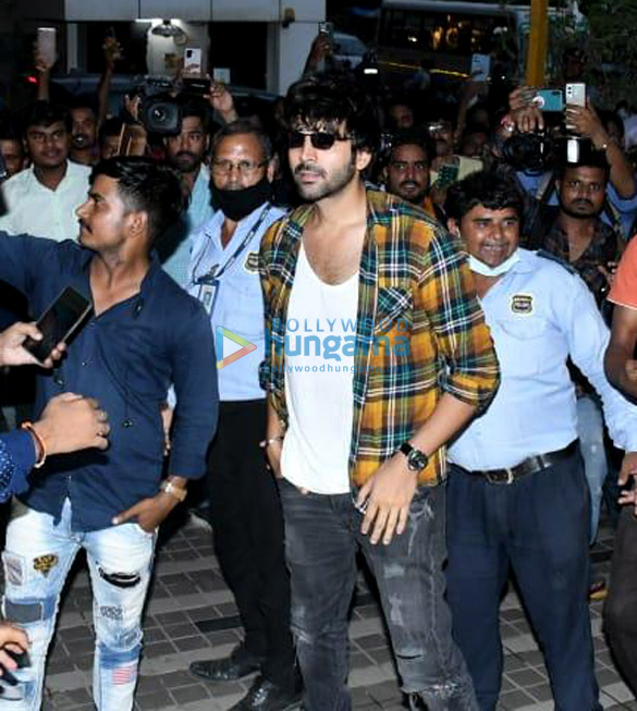 photos kartik aaryan snapped in andheri 2 16