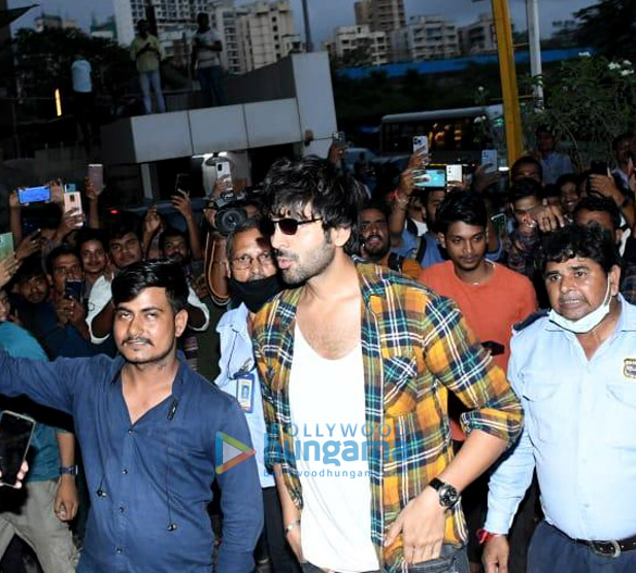 photos kartik aaryan snapped in andheri 3 16
