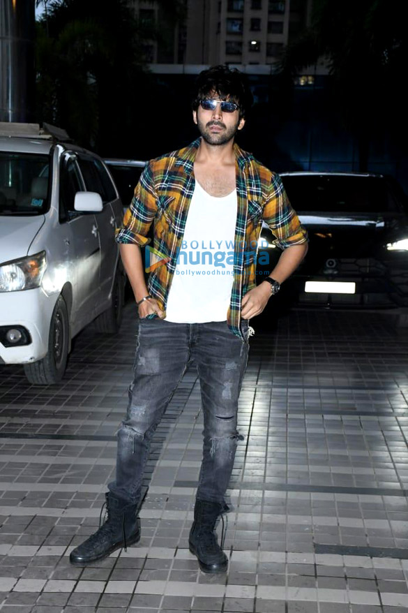 photos kartik aaryan snapped in andheri 5 10
