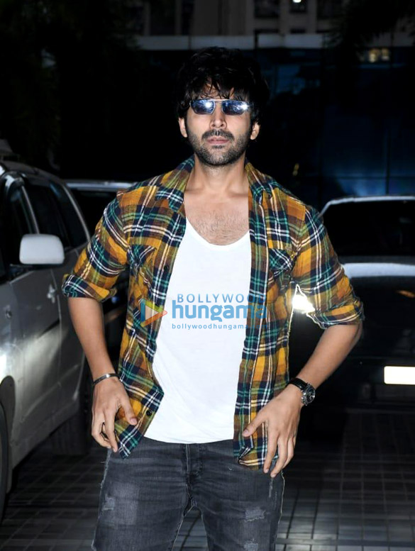 Photos: Kartik Aaryan snapped in Andheri Photos: Kartik Aaryan snapped in Andheri
