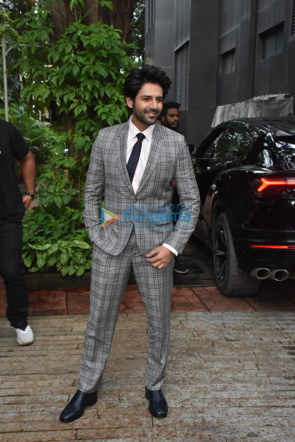photos kartik aaryan snapped in khar 2