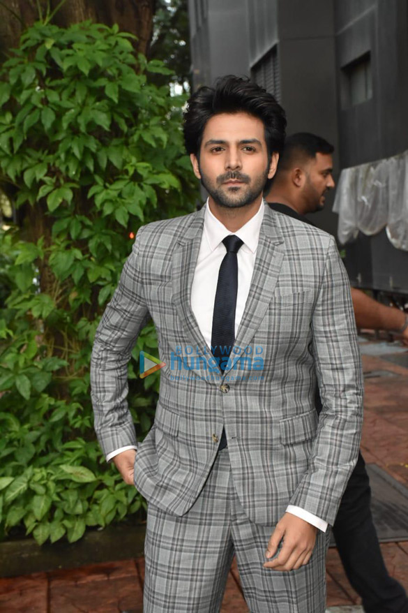 Photos: Kartik Aaryan snapped in Khar Photos: Kartik Aaryan snapped in Khar