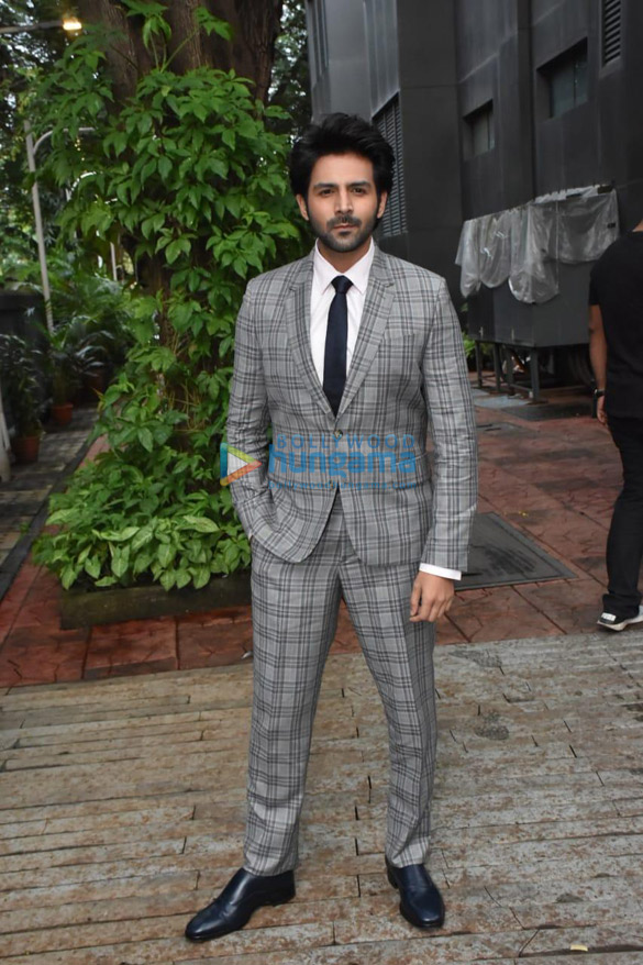 photos kartik aaryan snapped in khar 5