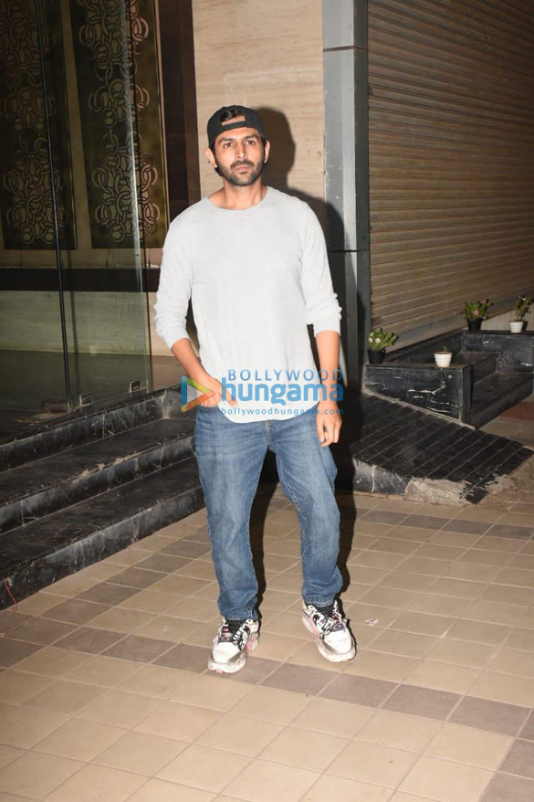 photos kartik aaryan snapped in mumbai 3