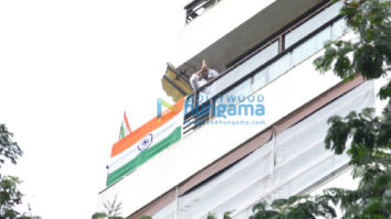 Photos: Kartik Aaryan snapped on his balcony with the Indian tricolour