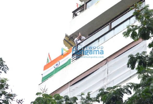 photos kartik aaryan snapped on his balcony with the indian tricolour 1