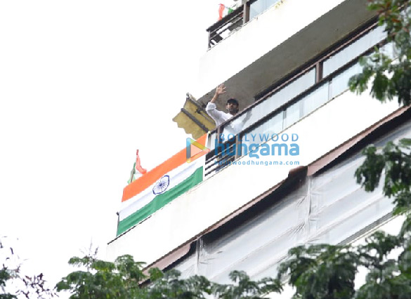 photos kartik aaryan snapped on his balcony with the indian tricolour 2