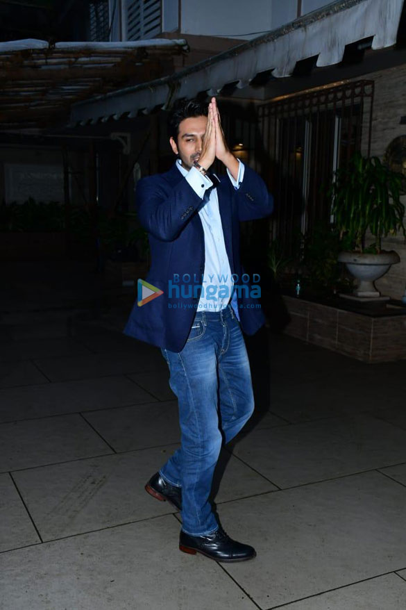 photos kartik aaryan snapped outside murad khetanis house in juhu 2