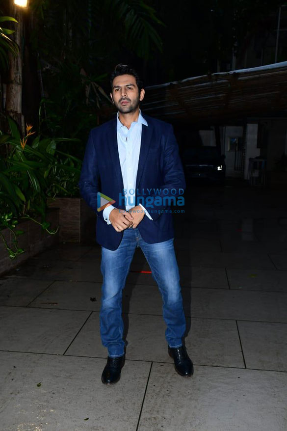 photos kartik aaryan snapped outside murad khetanis house in juhu 5