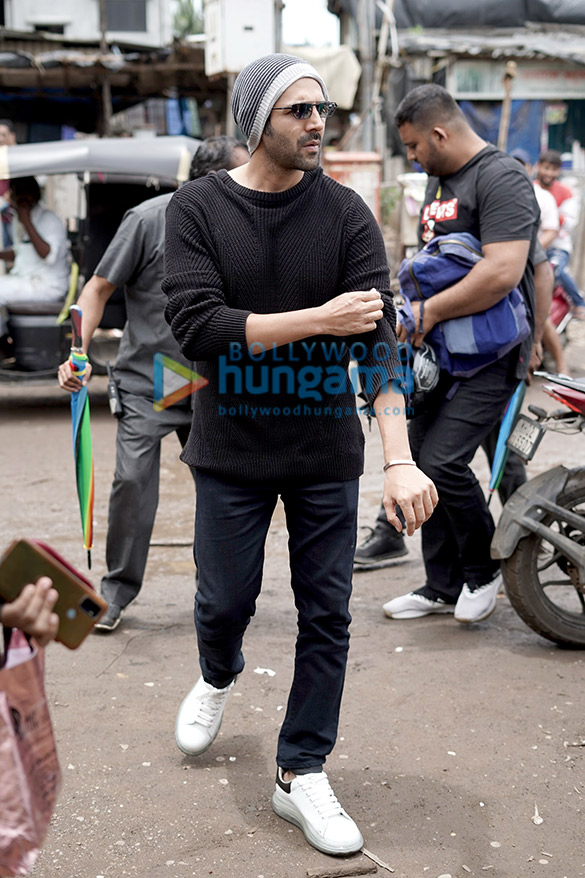 photos kartik aaryan spotted at versova jetty 3