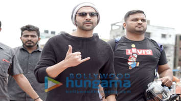 Photos: Kartik Aaryan spotted at Versova Jetty
