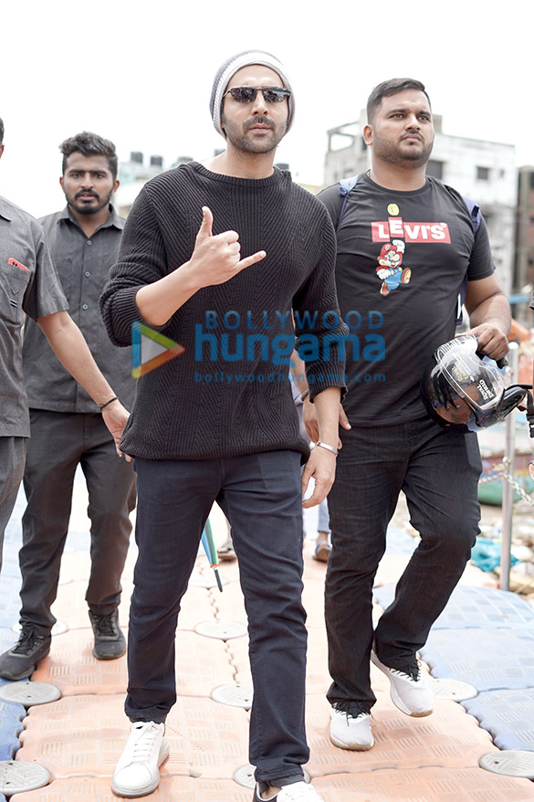 photos kartik aaryan spotted at versova jetty 5