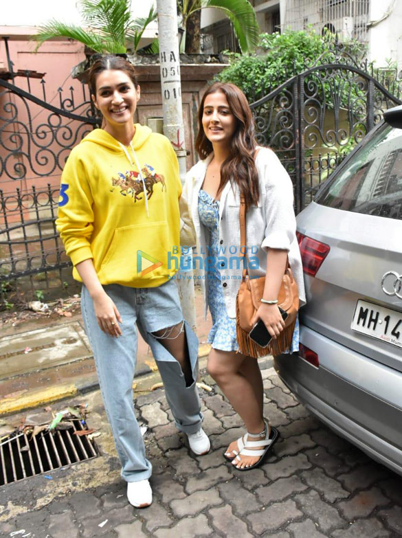 photos kriti sanon and nupur sanon snapped in bandra 2