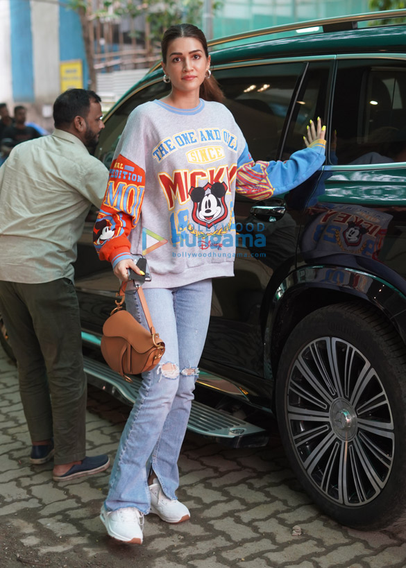 photos kriti sanon spotted at a clinic in juhu 3