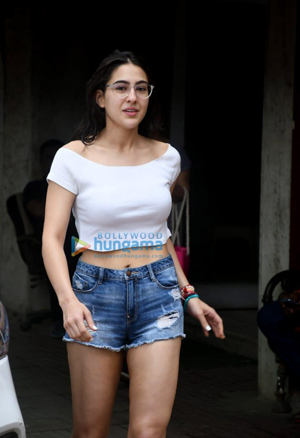 photos pooja hegde sara ali khan and janhvi kapoor snapped outside pilates studio 2