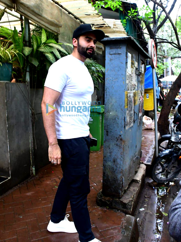 photos rakul preet singh and jackky bhagnani snapped outside a cafe in bandra 4
