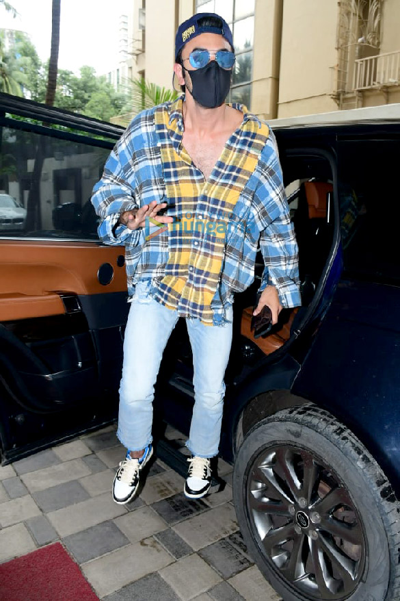 Photos Ranbir Kapoor spotted in a casual avatar in Andheri (1