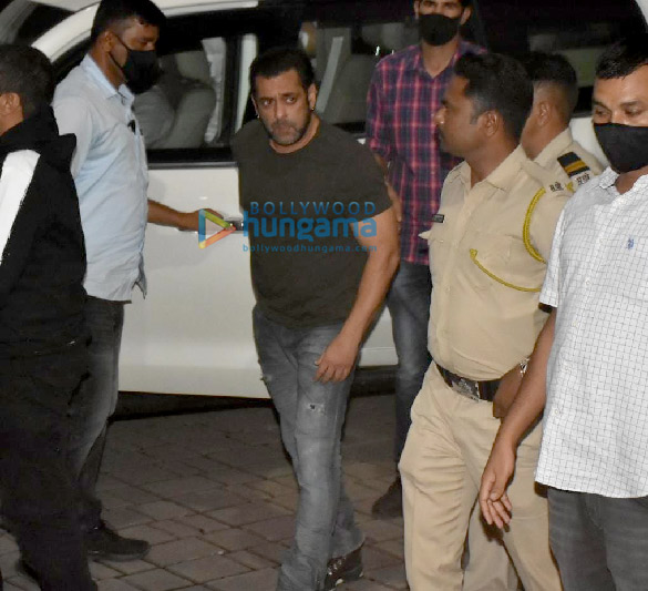 Photos: Salman Khan and Pooja Hegde snapped at Kalina Airport Photos: Salman Khan and Pooja Hegde snapped at Kalina Airport
