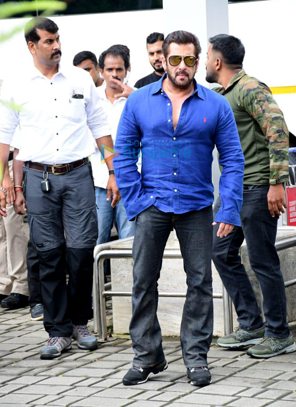 photos salman khan and pooja hegde snapped at kalina airport 4 2
