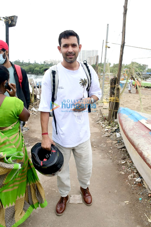 photos sara ali khan and vikrant massey snapped at versova jetty 4