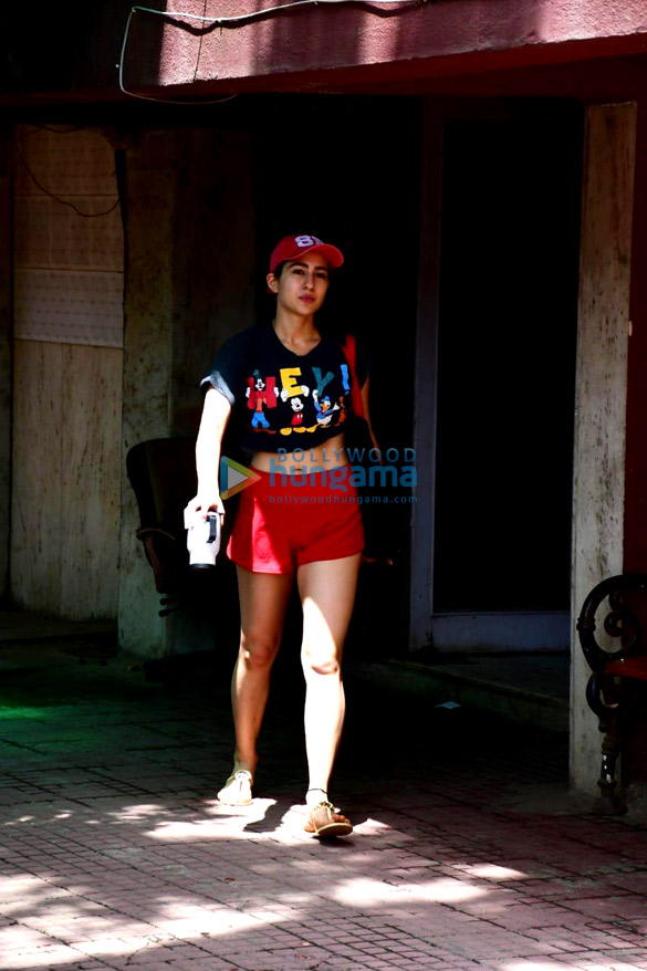 photos sara ali khan snapped at pilates studio in santacruz 1 2