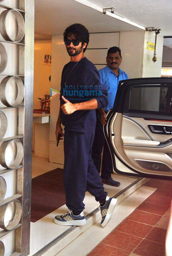photos shahid kapoor spotted in khar 2
