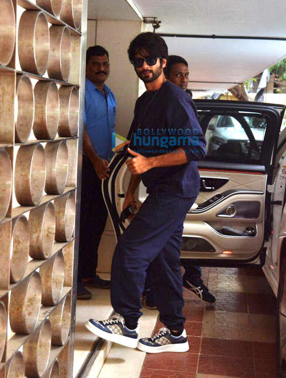 photos shahid kapoor spotted in khar 4
