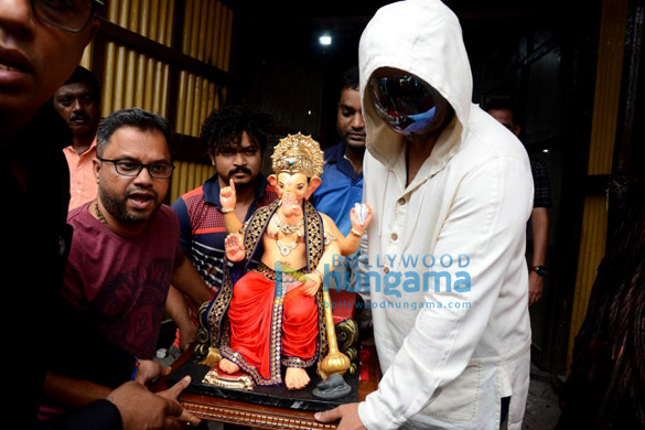 photos shilpa shetty and raj kundra welcome lord ganesha at their residence in juhu 4