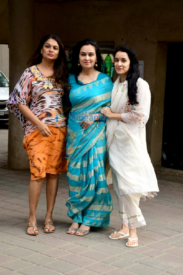 photos shraddha kapoor padmini kolhapure and tejaswini kolhapure snapped in juhu 5