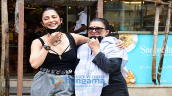 Photos: Shruti Haasan snapped along with her mother Sarika at Foodhall in Bandra