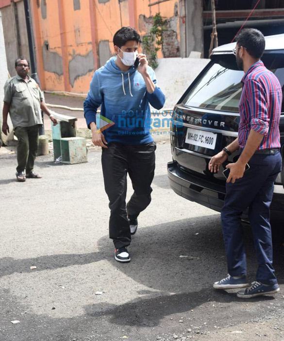 photos siddharth malhotra snapped in bandra 1
