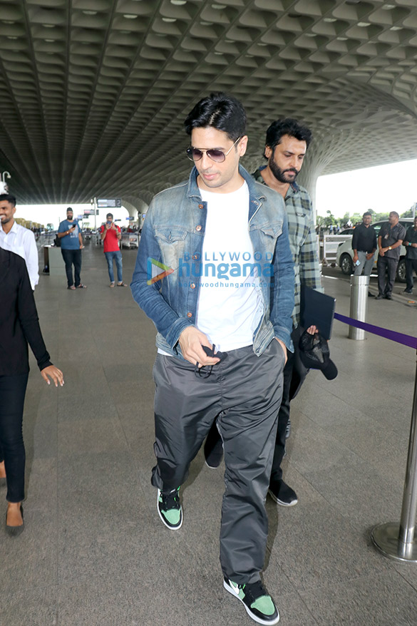 photos sidharth malhotra sonu sood karishma tanna and others snapped at the airport 4