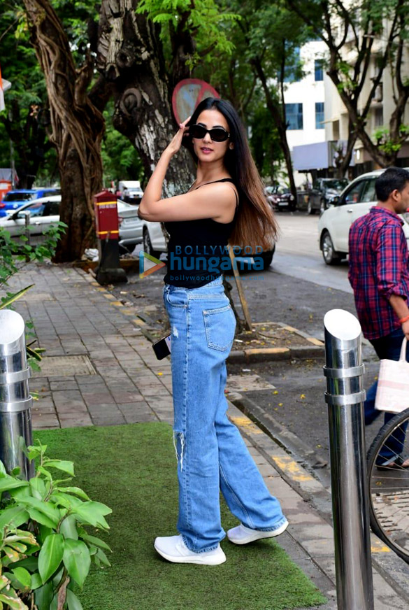 Photos: Sonal Chauhan spotted at a salon in Bandra Photos: Sonal Chauhan spotted at a salon in Bandra