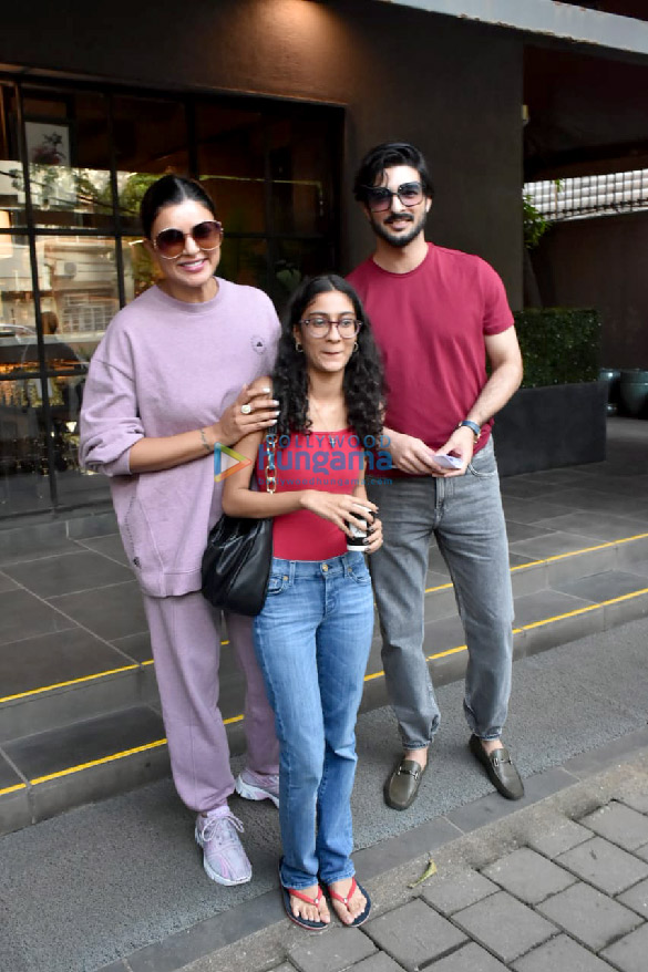 photos sushmita sen snapped with her daughter and rohman shawl at santacruz 4