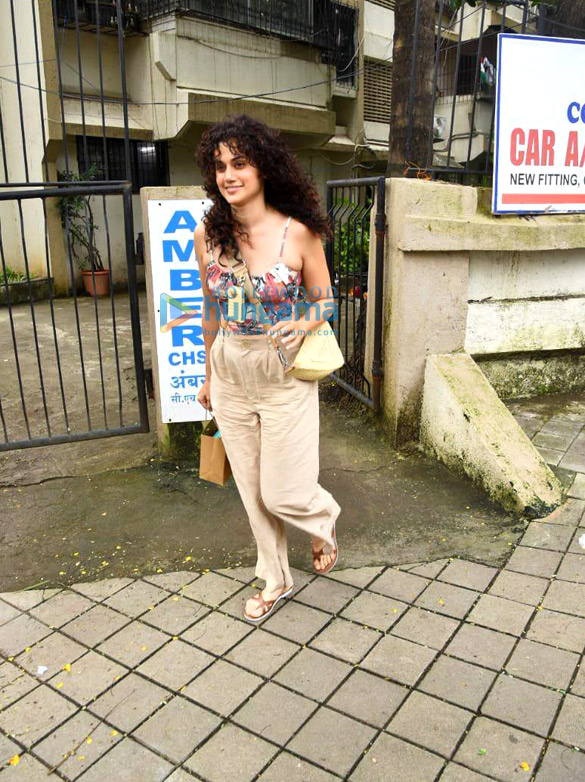 photos taapsee pannu snapped at kromakay salon in juhu 4 3